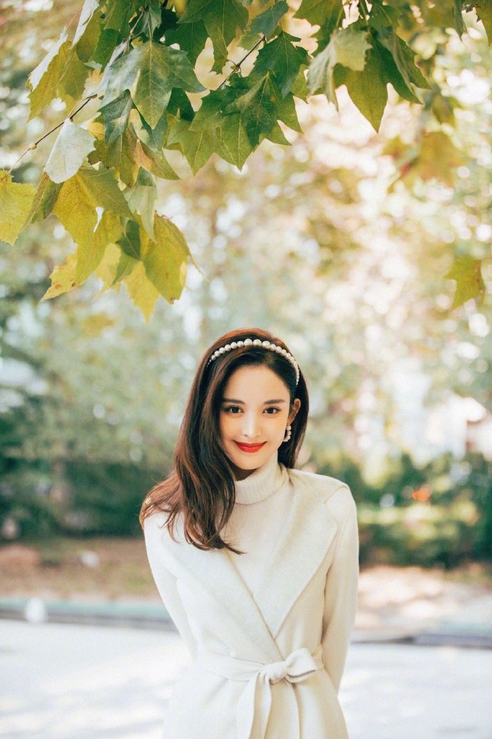 古力娜扎穿大衣搭配打底衫造型时髦,腿长成亮点