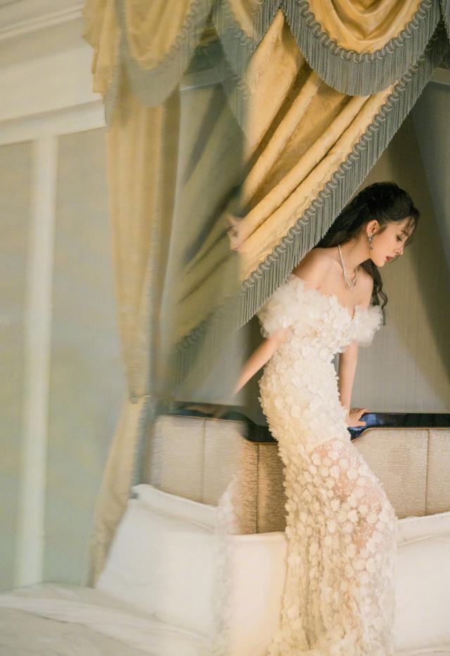 唐嫣水墨风公主裙造型太美，身材纤细露香肩性感十足