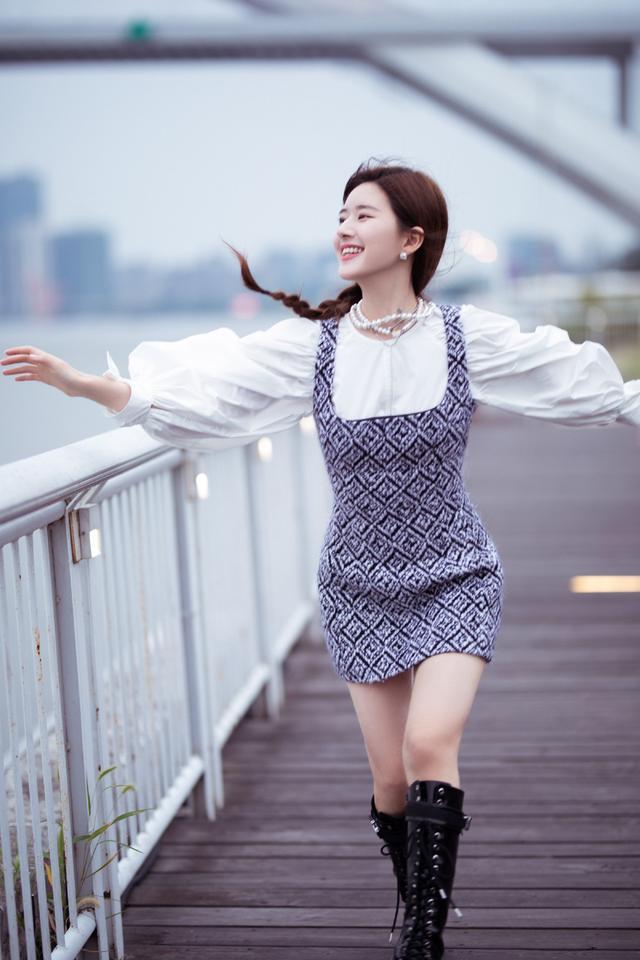 赵露思把这么土的短裙都穿得那么纯，这穿搭也太厉害了