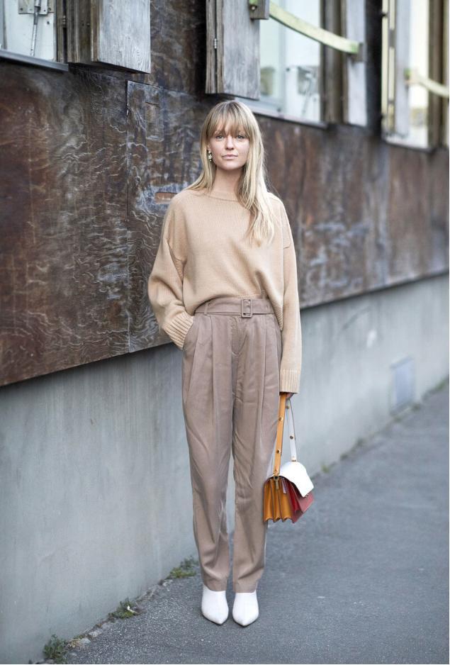 早秋穿衣服别再选黑白灰了，试试新潮“砂岩褐色”亮眼又时髦