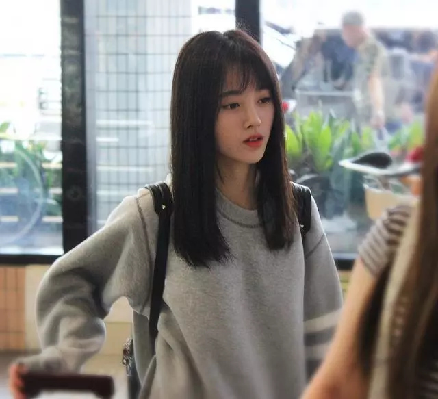 鞠婧祎齐刘海长发搭配毛衣温柔又甜美,早该这样穿了