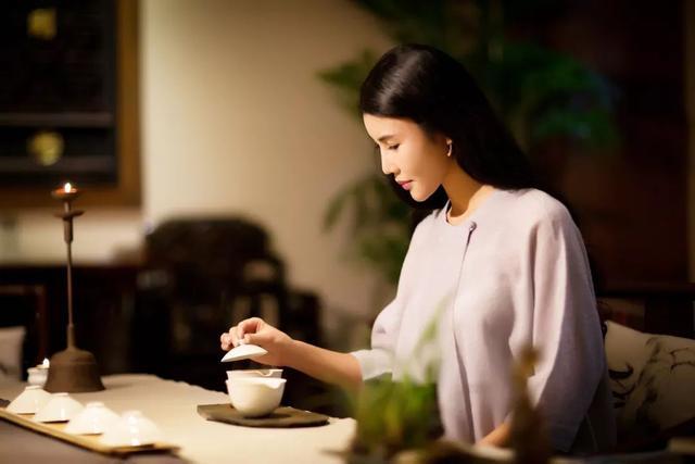 轻熟女性不再刻意“装嫩”,试试“茶艺”简约穿搭,精致有气质