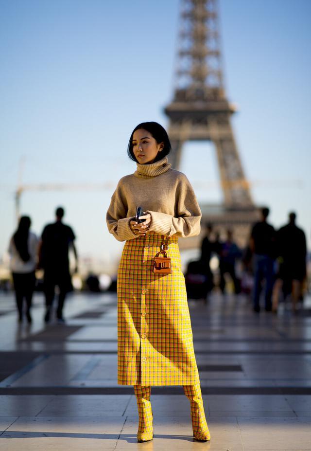 秋季把薄纱裙和复古格纹裙穿起来，这才是裙装里的王者