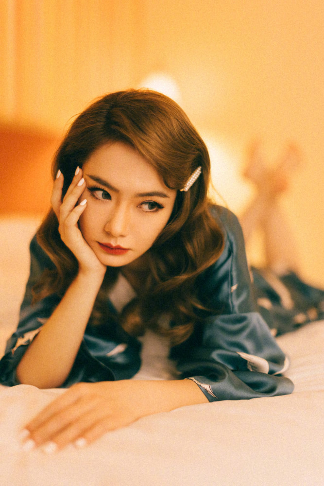 戚薇演绎复古贵妇风，浴袍造型随意又慵懒满满大上海气息