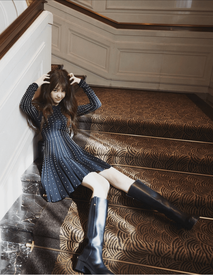 虞书欣把复古优雅的波点裙穿出干练的感觉，这次的穿搭好厉害！