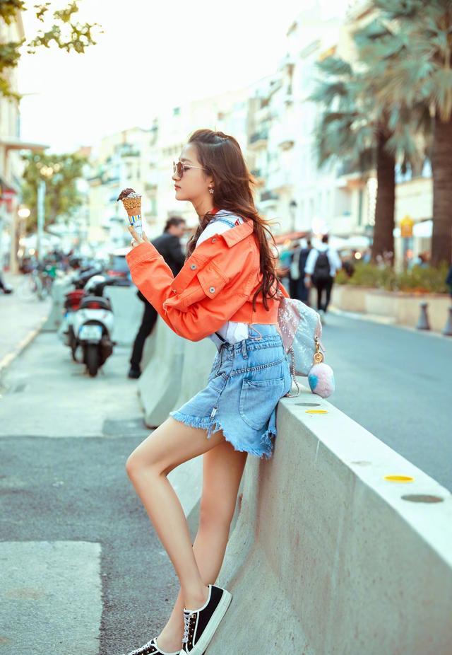 关晓彤穿牛仔阔腿裤立马变“摩登女孩”,又A又飒