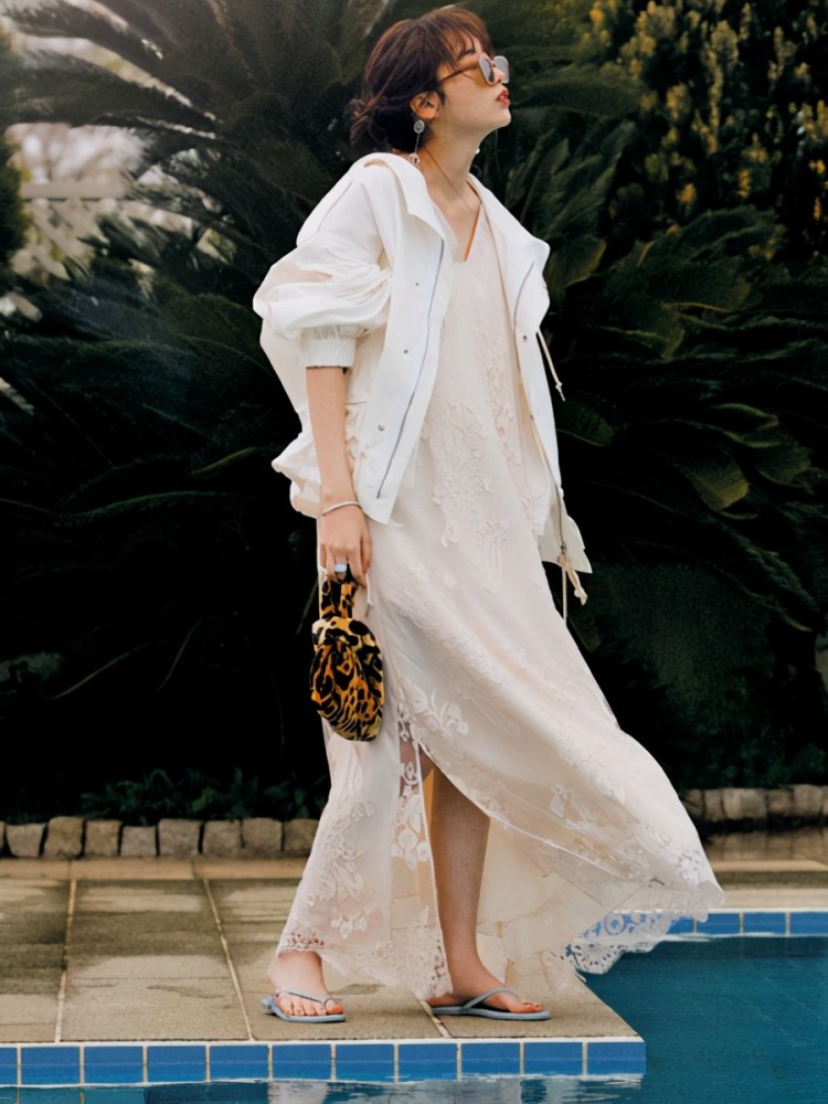 白色及浅驼色服装色彩搭配,10种潮流搭配风格