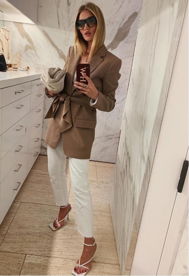 早秋穿衣服别再选黑白灰了，试试新潮“砂岩褐色”亮眼又时髦