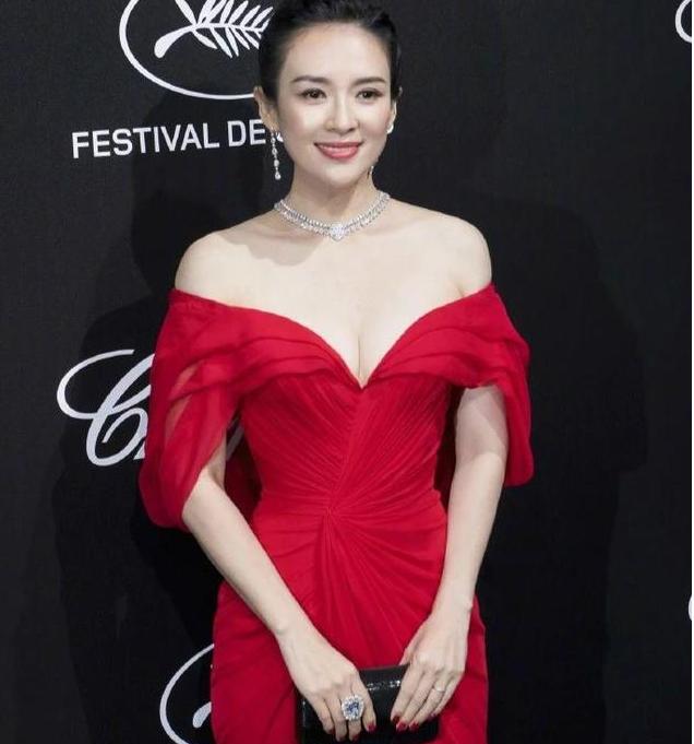 女星旧照曝光，章子怡清纯，周迅有灵气，网友：她是真的美