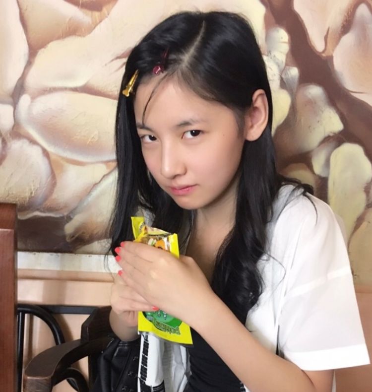 硬糖少女学生照,赵粤表情可爱,张艺凡很是呆萌,王艺瑾还挺洋气