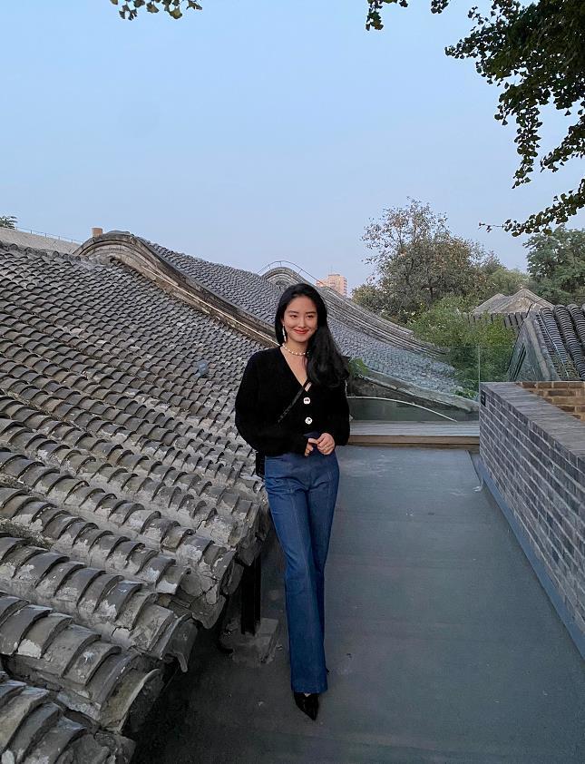 杨采钰法式秋日穿搭!简约利落又时髦复古,网友:太像刘亦菲了