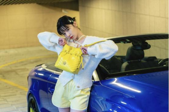 阚清子米白针织衫配嫩黄色短裤,“竹竿腿”好美