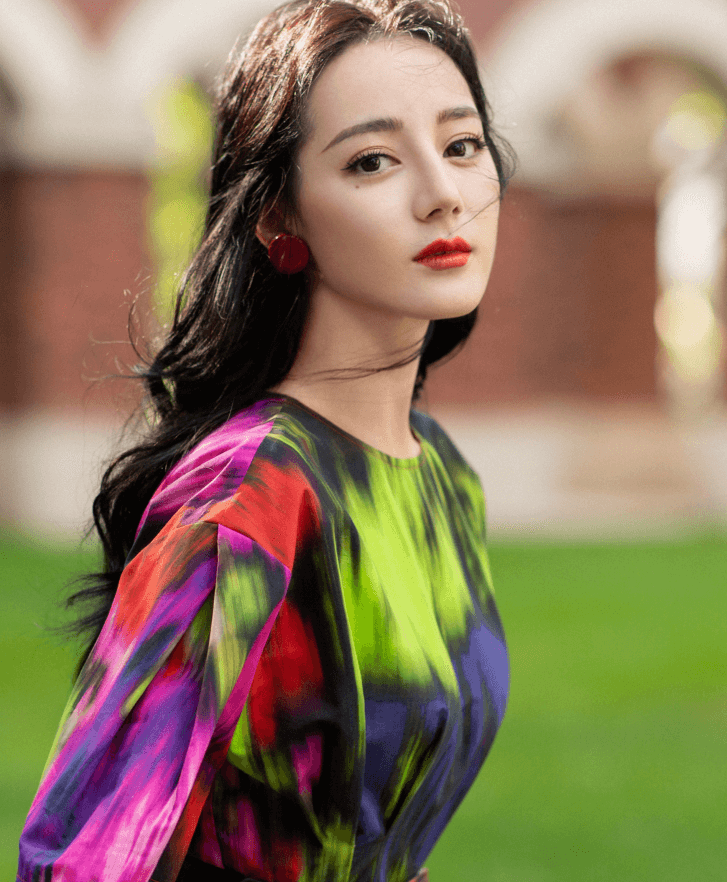 热巴这条裙子谁看了都欣赏不来，但她却靠这裙子秀出了蚂蚁腰