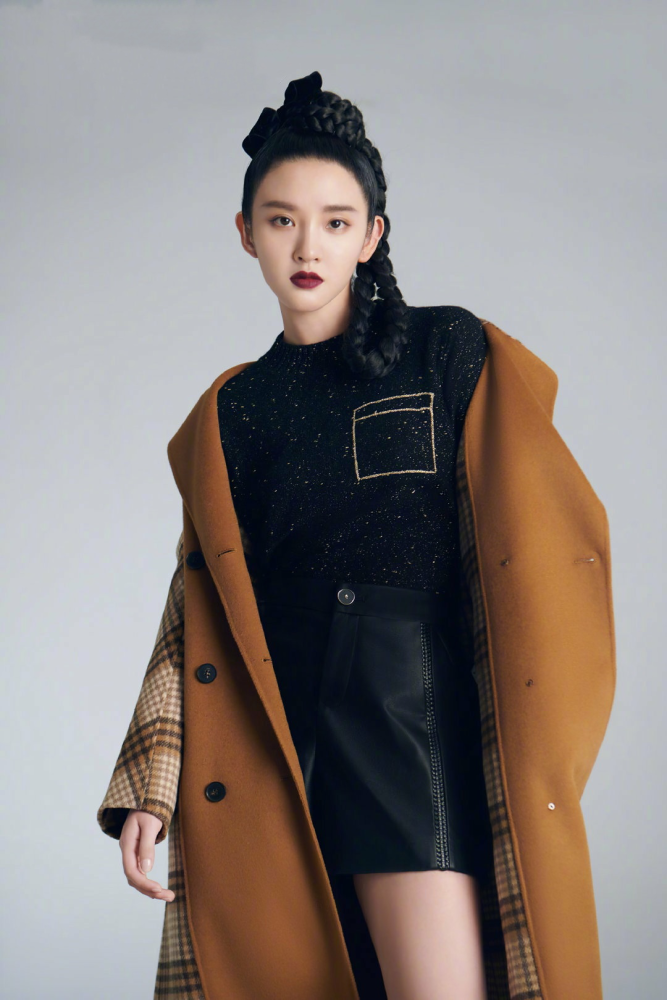 唐艺昕秋冬复古大片精致大方，表现力爆棚