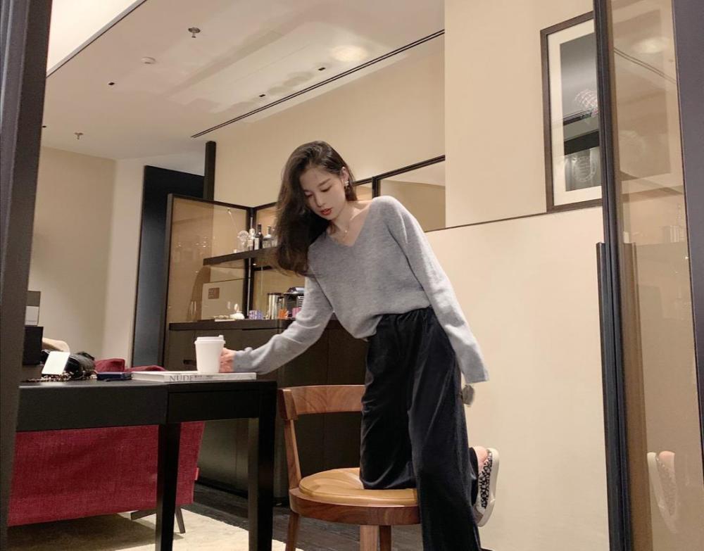 不喜欢穿牛仔裤就试试丝绒长裤,让你轻松美成时尚达人