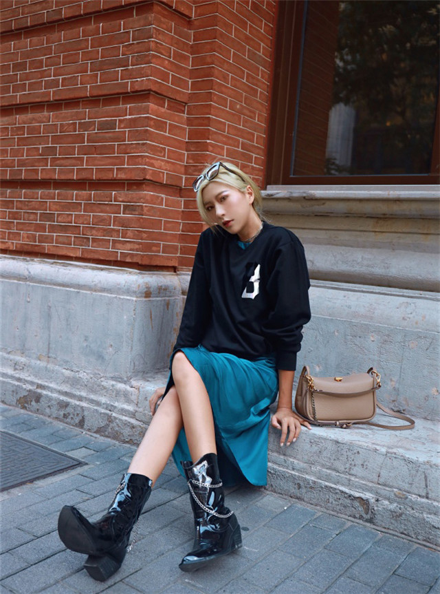 不穿风衣照样高级!看今年流行的卫衣风潮,学会“叠穿”更时髦