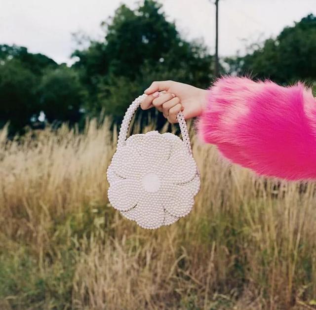 稍微讲究的中年女人选包包时昼避开这3个误区，不然容易掉价