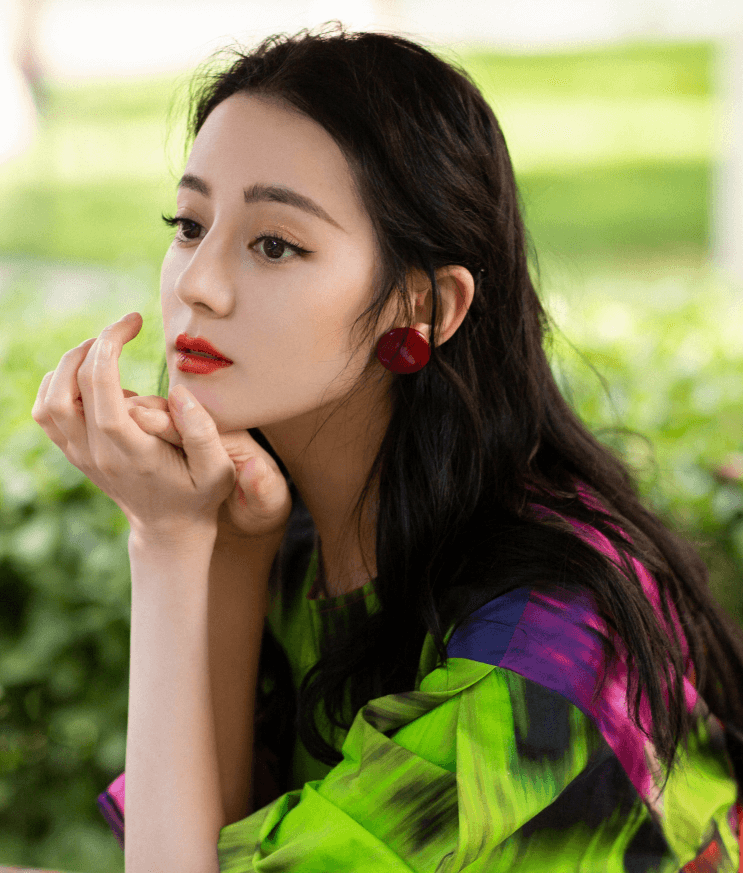 热巴这条裙子谁看了都欣赏不来，但她却靠这裙子秀出了蚂蚁腰