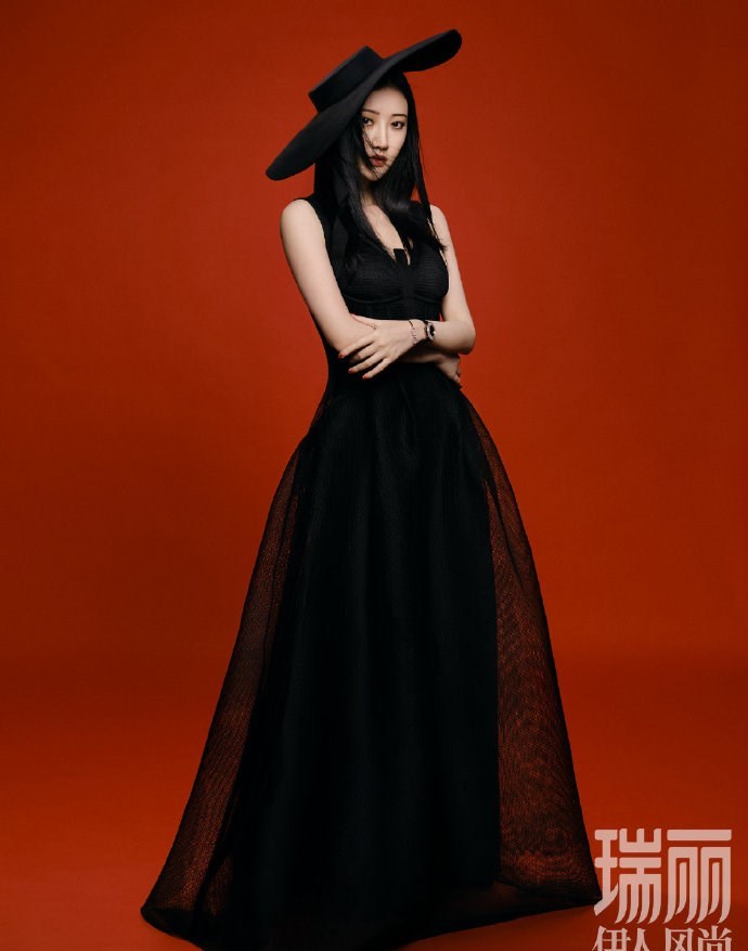 景甜柔美裙装也能穿出强大气场,发丝舞动美不胜收
