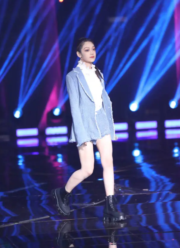 希林娜依·高出道后穿长袖衫在腰间挖两个洞,秀出蝼蚁腰贼撩人