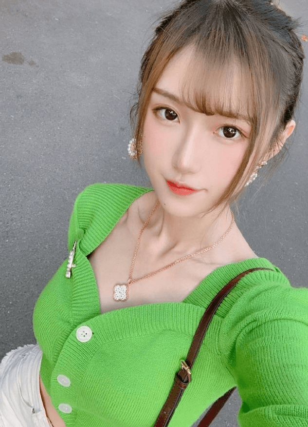 终于等到腐团儿穿“豆腐袜”，看到路人角度下的双腿，我自闭了