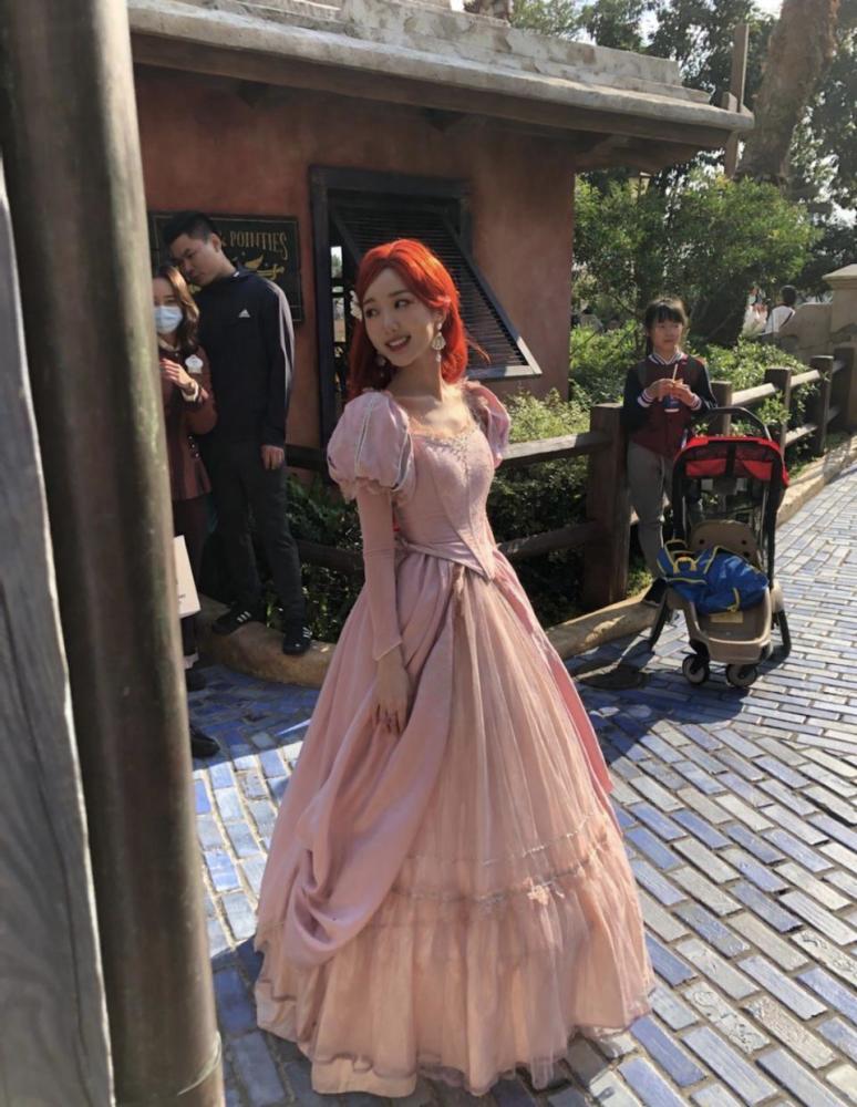长卷红发配大摆公主裙，毛晓彤COS迪士尼公主美上热搜