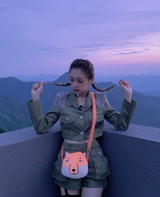 希林娜依·高挑战“制服”,为走高冷御姐风,却暴露了这一面