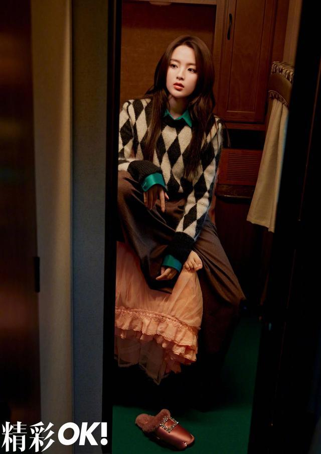 秋天街头“英伦风”只需一件菱格毛衣就可以，英国绅士贵气你也能拥有