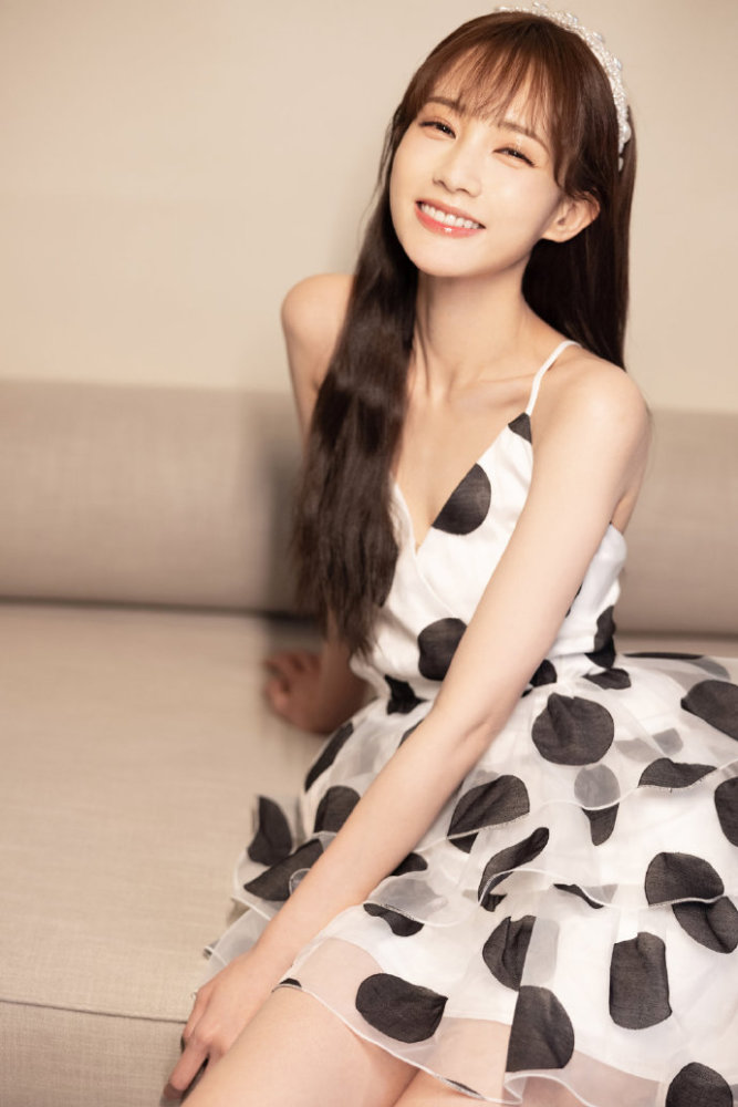 李一桐穿吊带裙美成仙，和旁边陆毅穿得不是一个季节