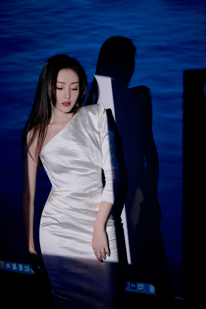 张天爱半露肩连衣裙性感又优雅,高级感十足