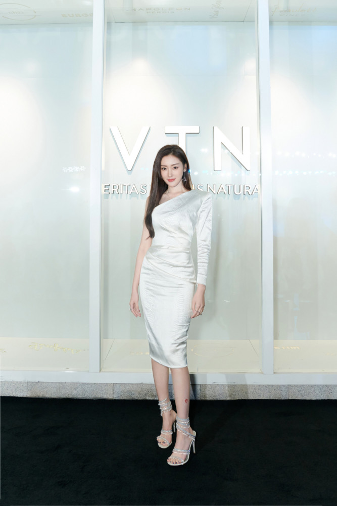 张天爱半露肩连衣裙性感又优雅,高级感十足