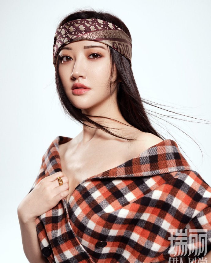 景甜柔美裙装也能穿出强大气场,发丝舞动美不胜收