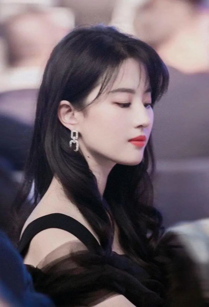 常见的三种脸型，心形脸饱满圆润，瓜子脸充满胶原蛋白