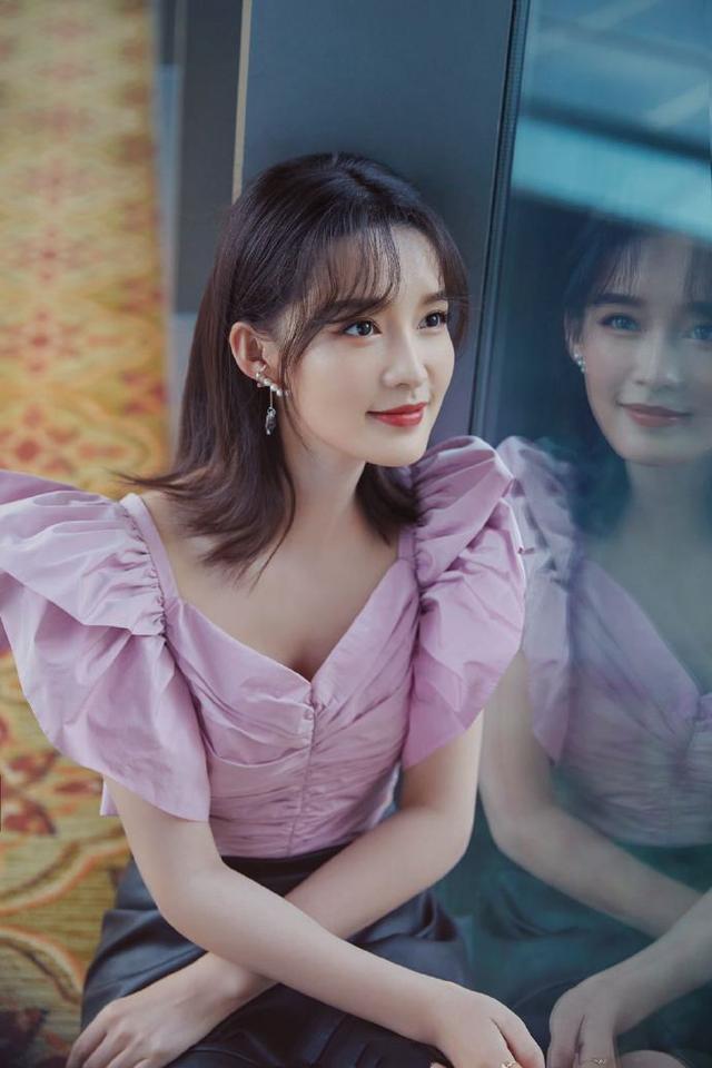 李沁穿紧身皮裙一点不显勒，曲线美的刚刚好