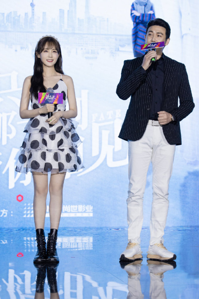 李一桐穿吊带裙美成仙，和旁边陆毅穿得不是一个季节