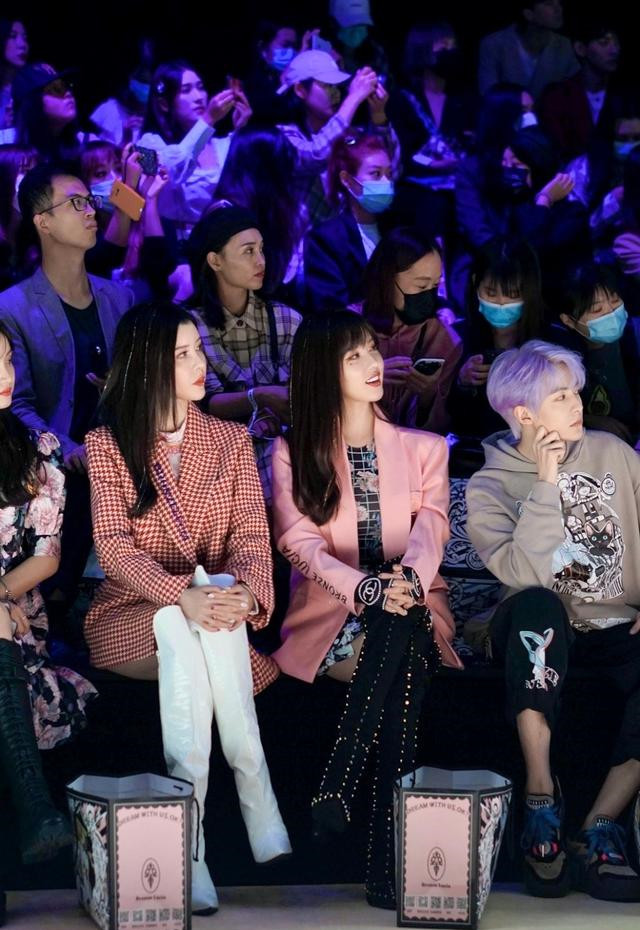 BY2妹妹又变脸!和姐姐看秀模样差别大,丰唇圆脸变韩系甜妞