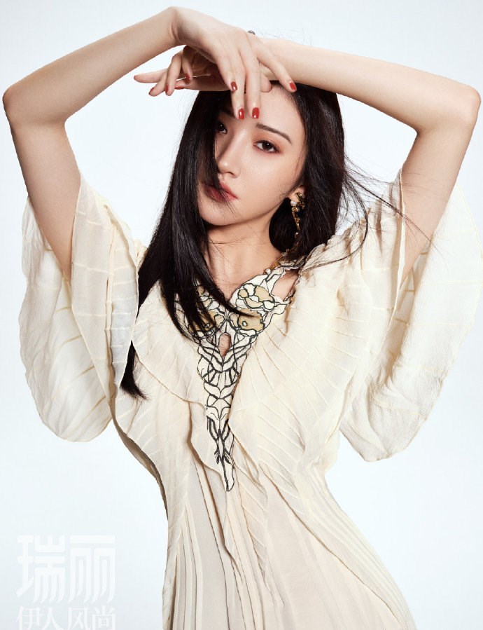 景甜把柔美裙装也穿出了强大气场,发丝舞动美不胜收
