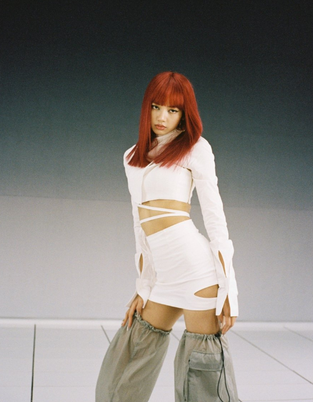 魅力女孩LISA舞台着装大胆又性感,不愧是“真人芭比”本人