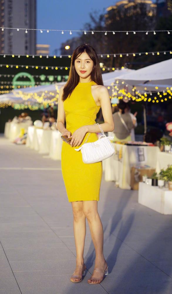 金秋10月姑娘们大胆启用黄色，时髦洋气又好看