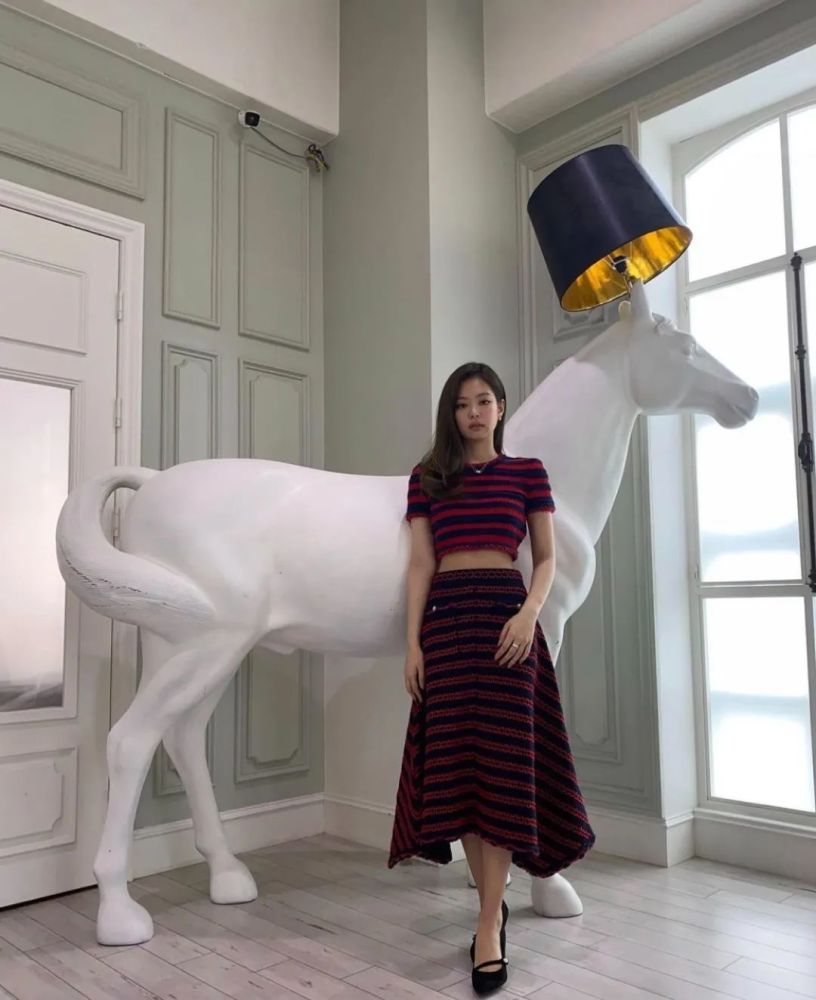 JENNIE的穿搭太潮了,简直就是流行单品的“集合店”啊!