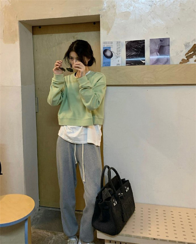 不穿风衣照样高级!看今年流行的卫衣风潮,学会“叠穿”更时髦