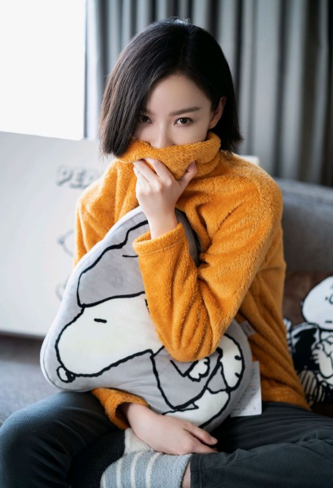 倪妮晒私服照片，家居服也能穿得高级大气，不愧为行走的气质女神