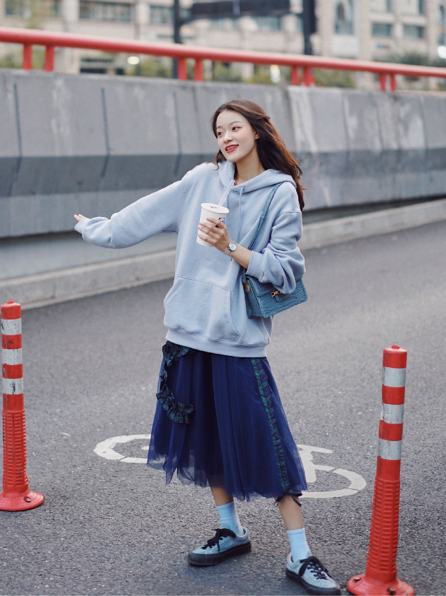 小个子穿长裙要学着搭配这几双“平底鞋”,时髦显高爱了爱了