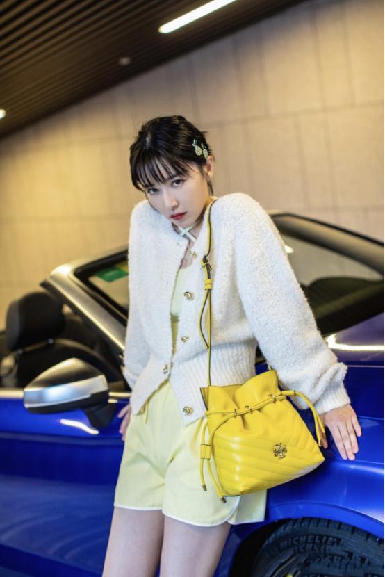 阚清子米白针织衫配嫩黄色短裤,“竹竿腿”好美