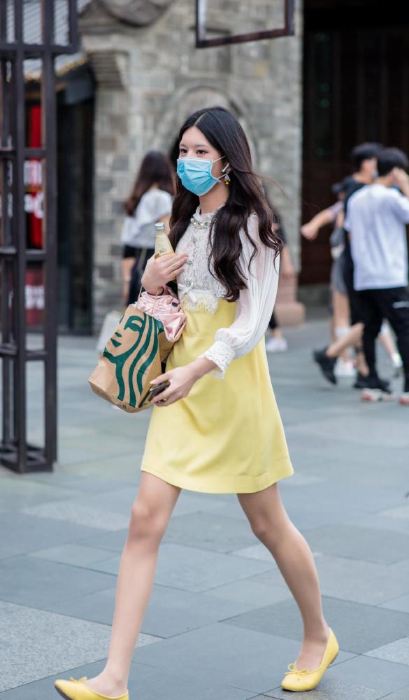 金秋10月姑娘们大胆启用黄色，时髦洋气又好看