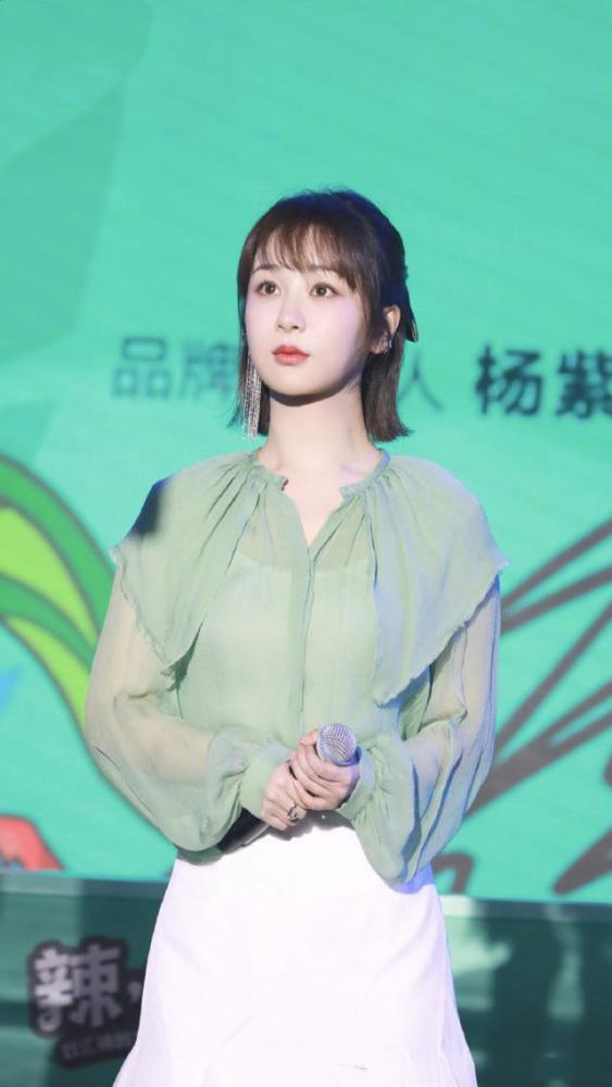 杨紫穿得太像小女孩，“鹅蛋脸”甜美可爱，配色太美