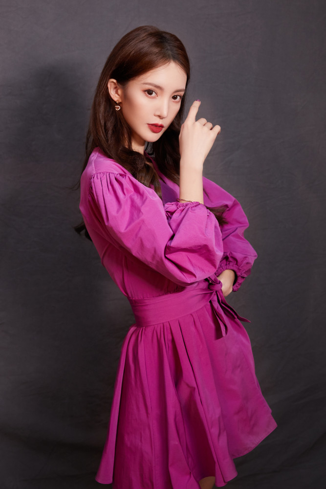 金晨秀运动套装，宽松卫衣搭配休闲渔夫帽满满慵懒气息