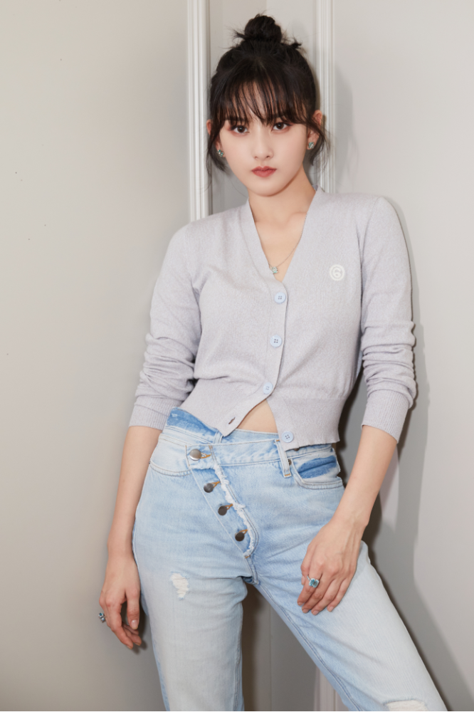 宋祖儿真有点年轻时张柏芝的味道,穿针织衫扎丸子头女神气质尽显