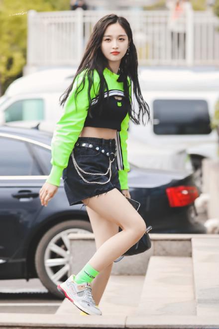 学不会撞色穿搭,试试拼色系服饰,时髦精都爱穿