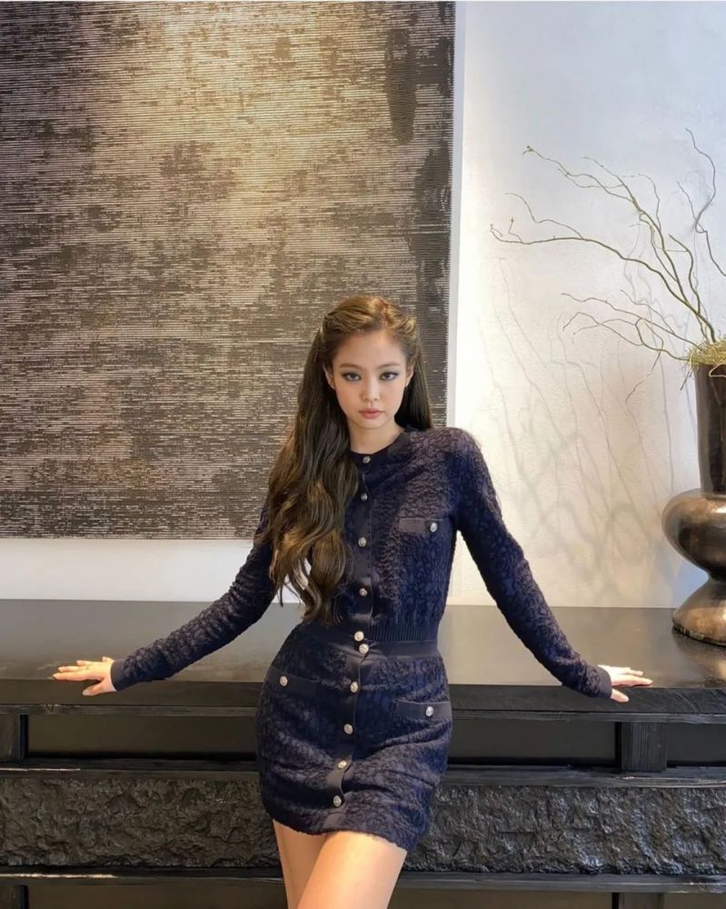 JENNIE的穿搭太潮了,简直就是流行单品的“集合店”啊!